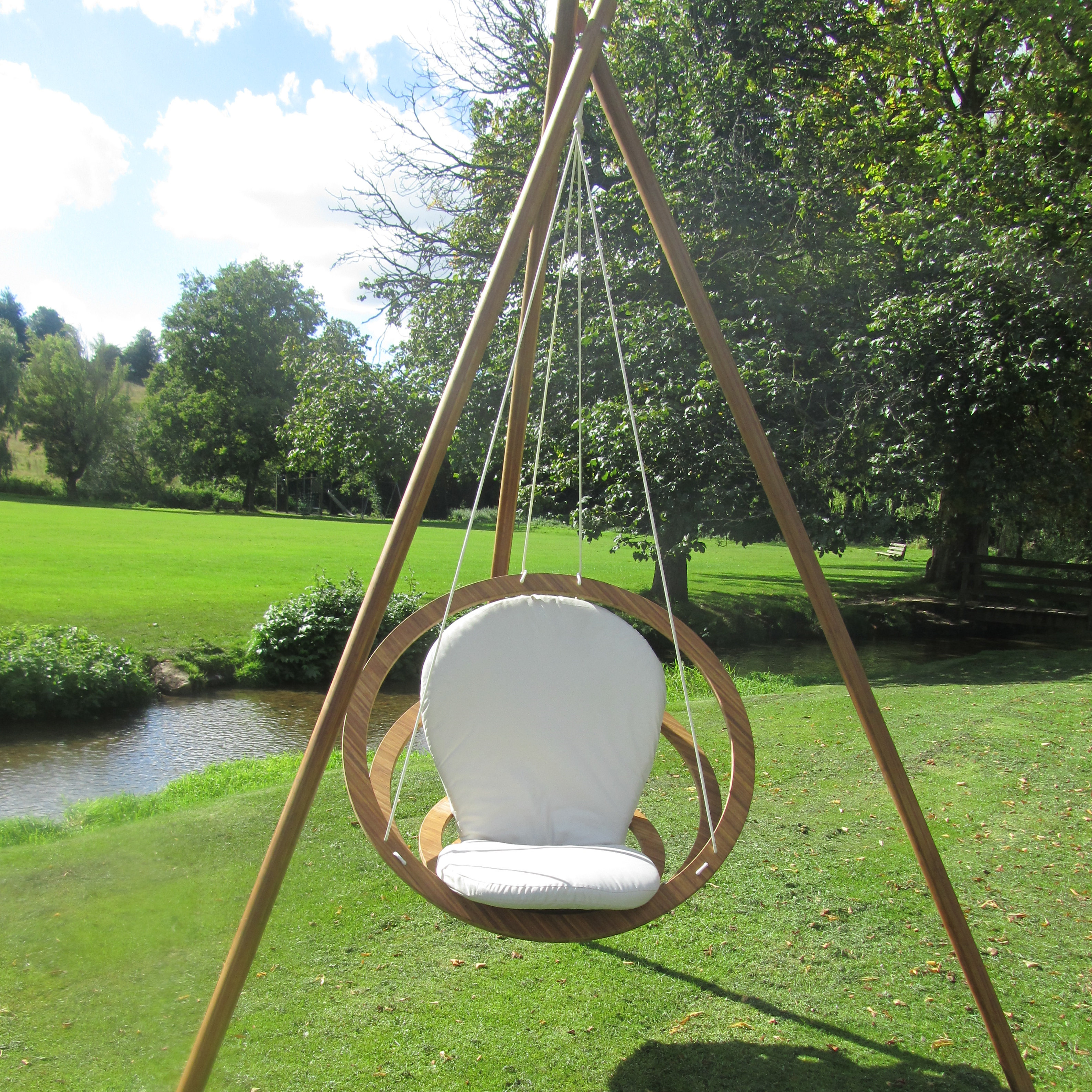 Swinging garden chair