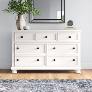 LARK MANOR™ Aurane 65.25'' W 8 - Drawer Dresser
