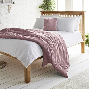 COSMOLIVING BY COSMOPOLITAN Cosmopolitan Throw Blanket