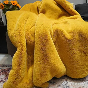 RUG FACTORY PLUS Chinchilla Hand Woven Throw Blanket