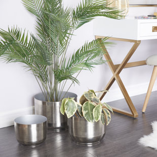 COSMOLIVING BY COSMOPOLITAN 3 Piece Metal Indoor Outdoor Planter Set