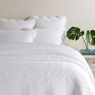 PINE CONE HILL Kit Kemp x Annie Selke Power Shake Scallop White Quilt