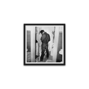 GLOBE PHOTOS ENTERTAINMENT & MEDIA " James Dean In Restroom "