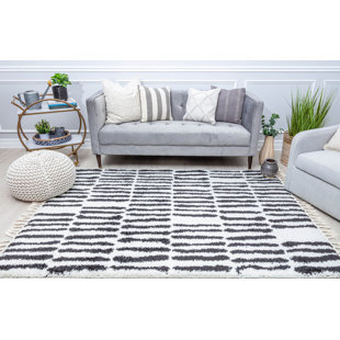 COSMOLIVING BY COSMOPOLITAN Bennett Modern White Rain Area Rug