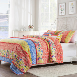 GREENLAND HOME FASHIONS Skyler Ruffled Stripe Microfiber Quilt Set