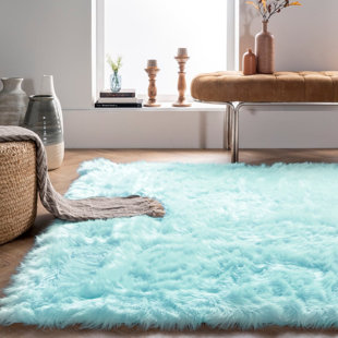 EVERLY QUINN Haja Faux Sheepskin Solid Color Indoor Rug