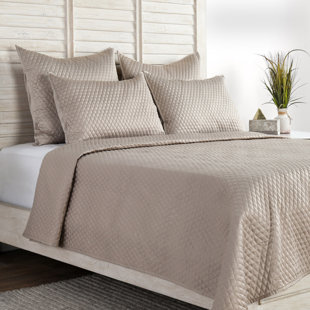 VILLA BY CLASSIC HOME Winthrop Satin Quilt