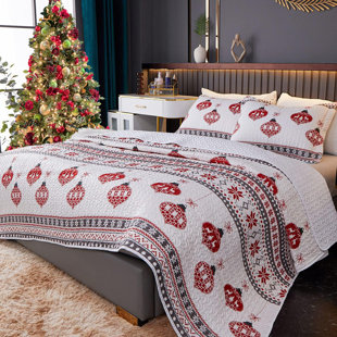 KINDRED HOME Christmas Quilt Set - Lightweight Soft Christmas Bedspread with Reindeer for Holiday Decor