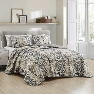 HOMECHOICE INTERNATIONAL GROUP 3 Pieces Printed Comforter Set Modern Color Block Patchwork Bed In A Bag