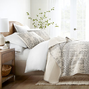 LINENS & HUTCH Quilt Coverlet Set All Season Patterned Reversible Microfiber Ultra Soft Bedding in Aztec Inspired