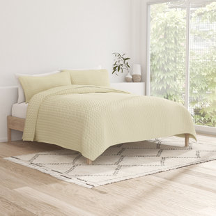 LINENS & HUTCH Quilt Coverlet Set All Season Microfiber Contemporary Ultra Soft Bedding in Herringbone Stitch