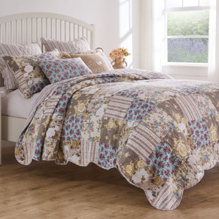 GREENLAND HOME FASHIONS French Country Reversible Patchwork Print Quilt Set