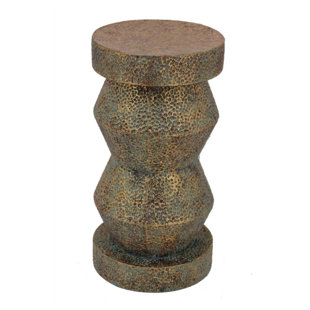 Pilcher Antiquely Designed Metal End Table by Bloomsbury Market Wonderful