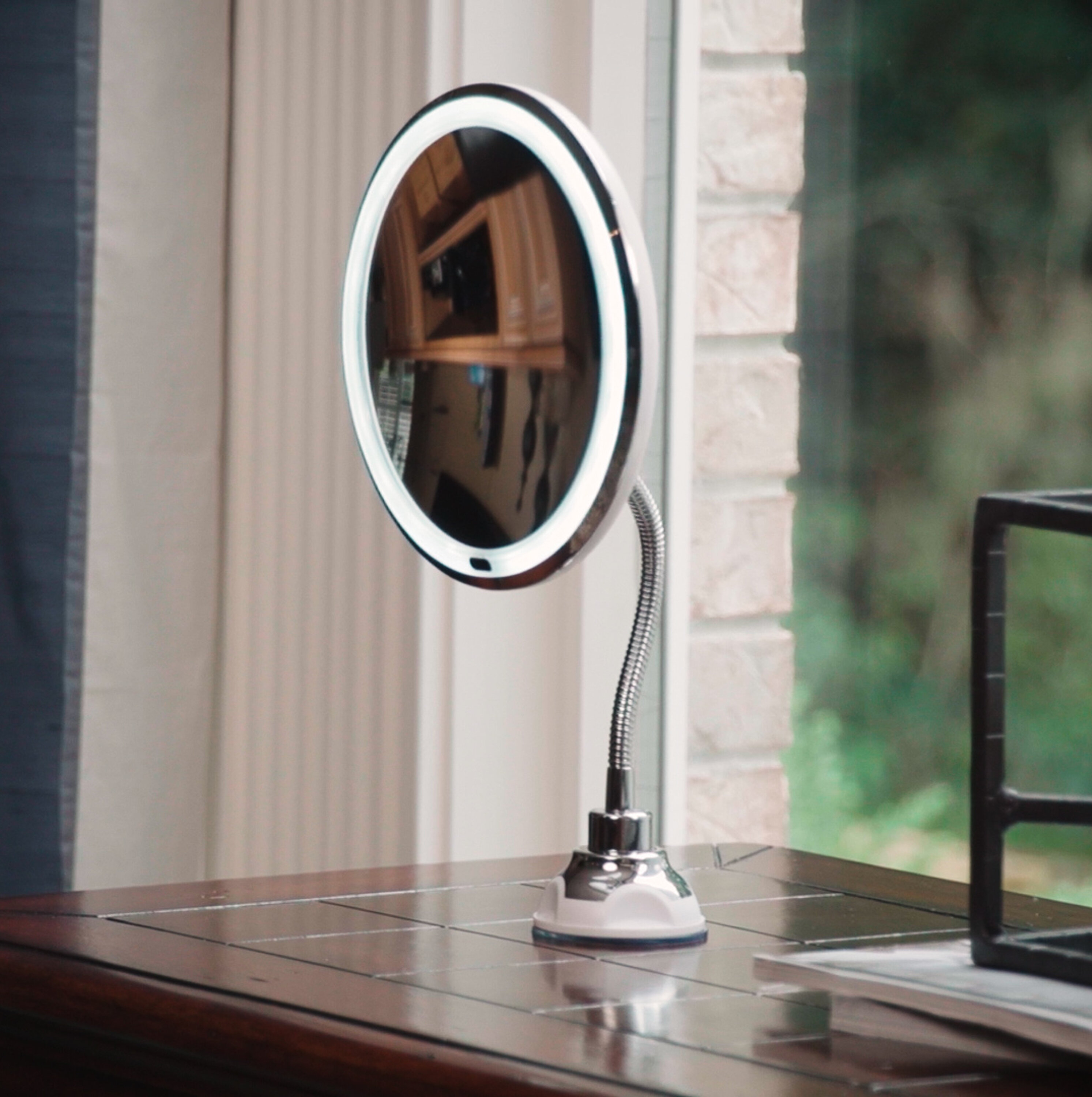 Featured image of post Circle Light Mirror Makeup / This item:lighted makeup mirror with 10x/3x/2x/1x magnification, trifold vanity mirror with 22 led lights, 180… 60,00 aed.