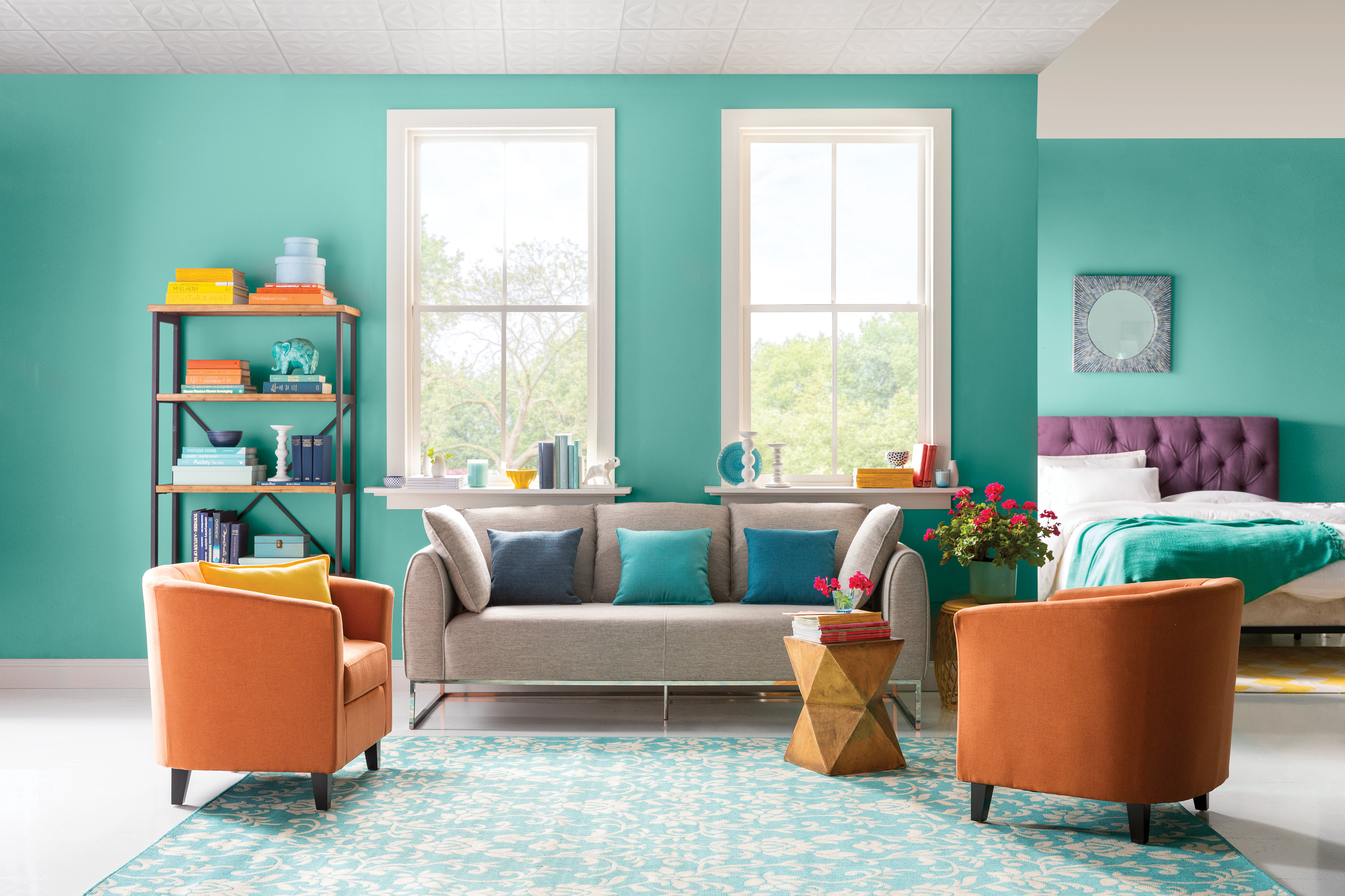 غرفة معيشة مزينة بألوان برتقالية - زرقاء مكملة