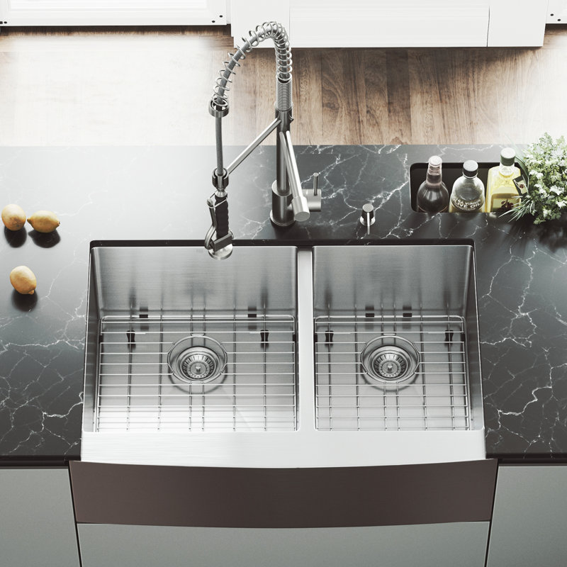 Vigo Bingham 33 L X 22 W Farmhouse Kitchen Sink With Soap
