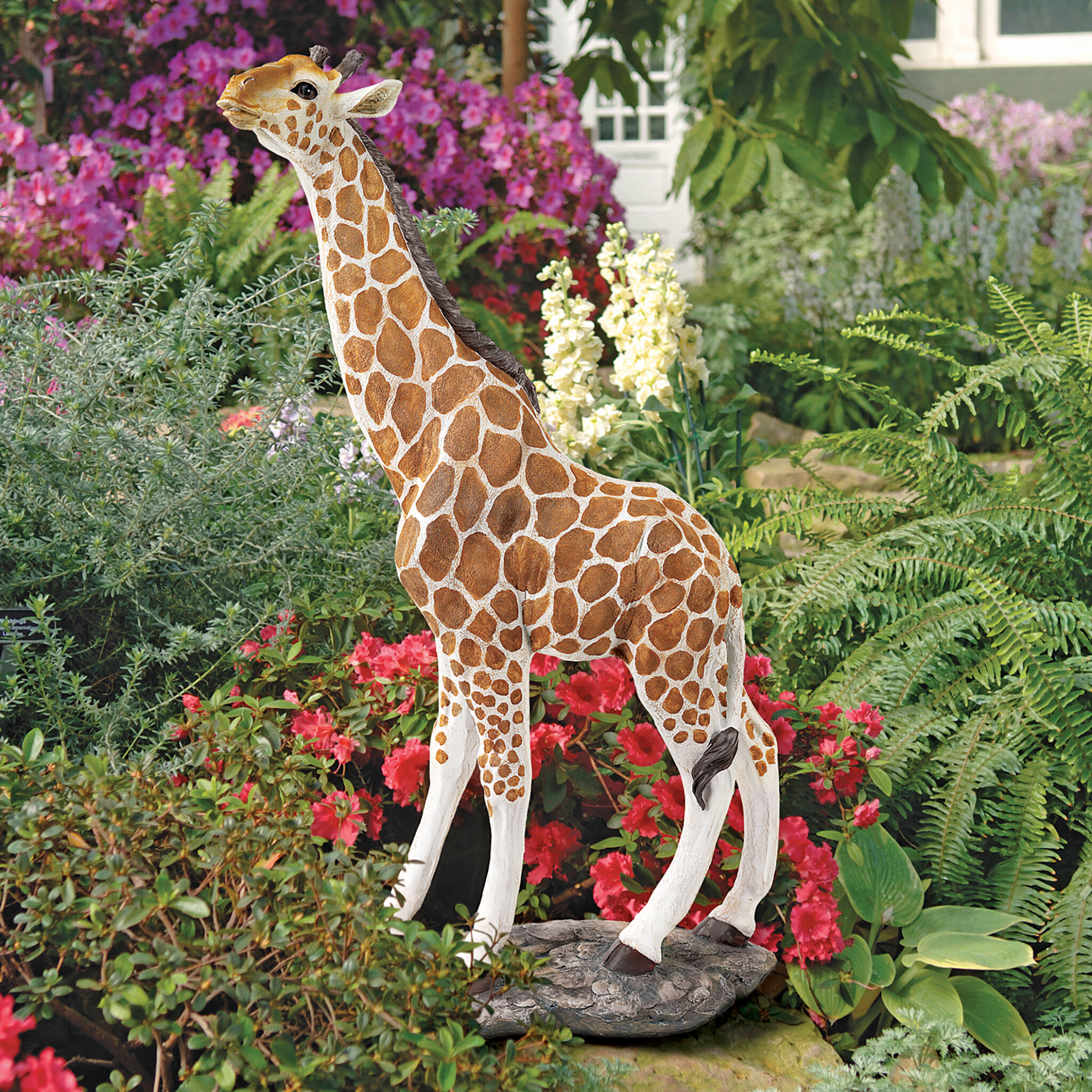 giraffe statue on burke gilman washington        
        <figure class=