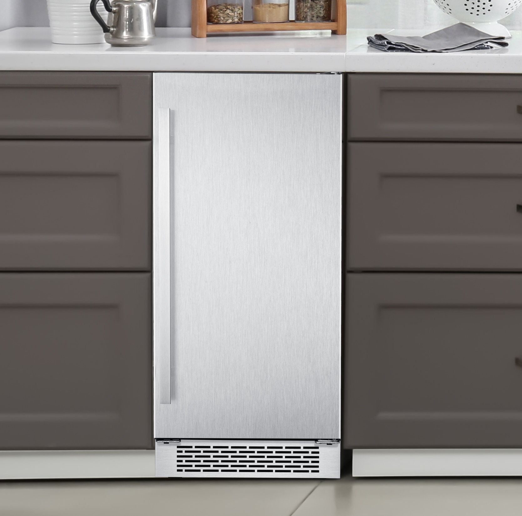 Hanover Luxury Series 32 Lb. lb. Daily Production Cube Clear Ice Built