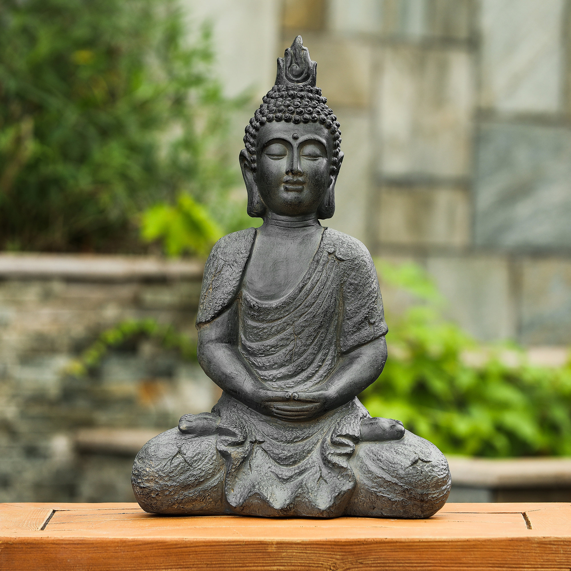Meditating budhha statue.