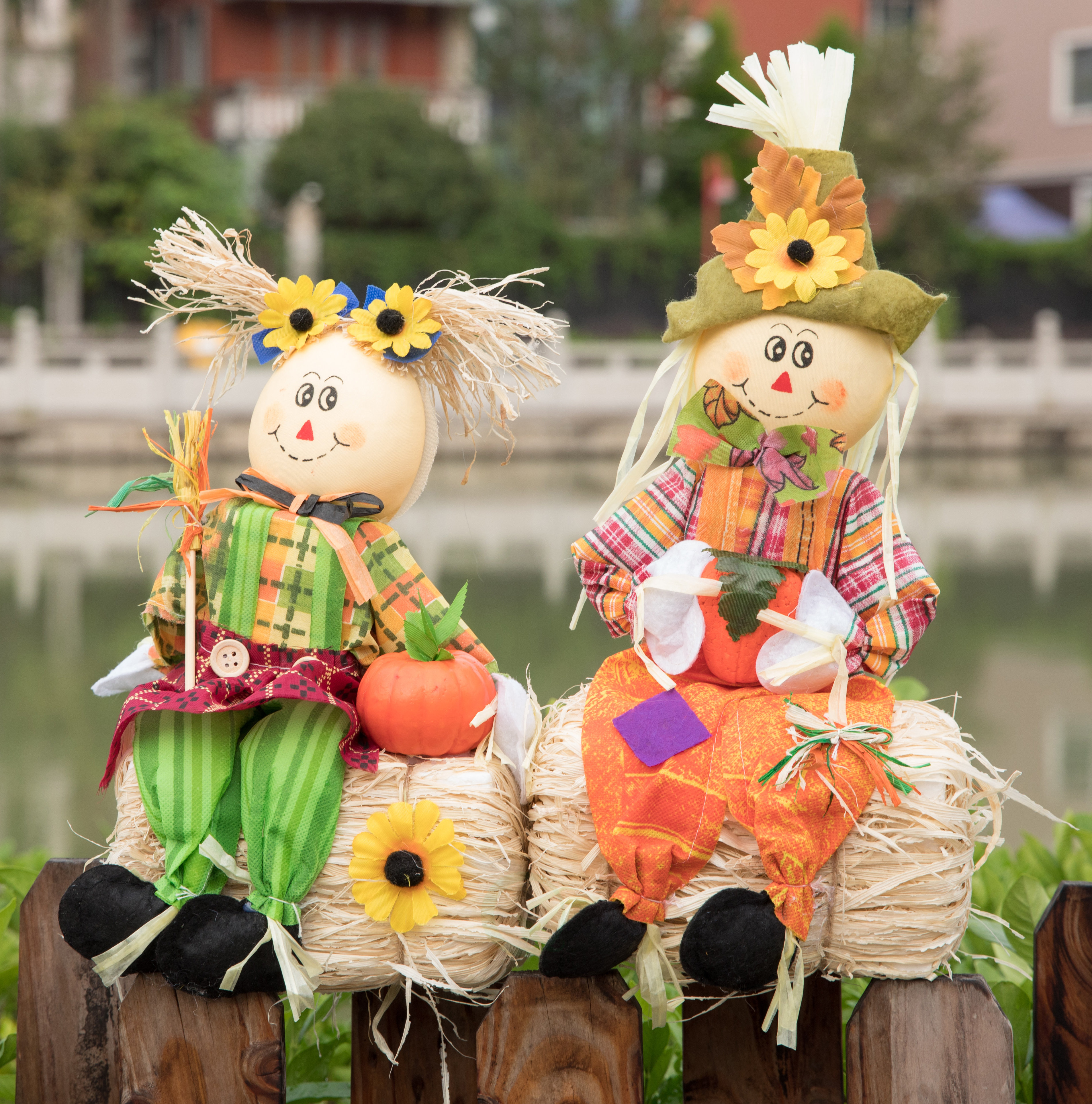 Details about   Fall/Autumn Shelf Sitter Green Overalls Gnome Scarecrow Straw Pose-able Hat NEW 