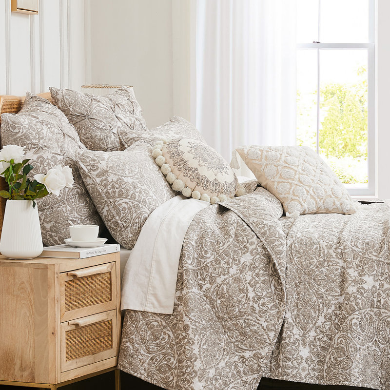 Ashanti Oversized easy care lightweight paisley Quilt Bedding Set by Southshore Fine Linens