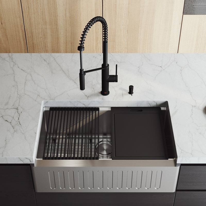 Vigo Oxford 33 L X 21 W Farmhouse Kitchen Sink With Faucet