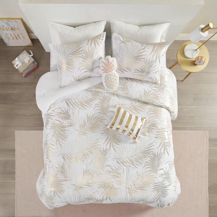 white comforter with accent pillows