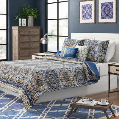 6 Piece Reversible Quilt Set with Throw Pillows