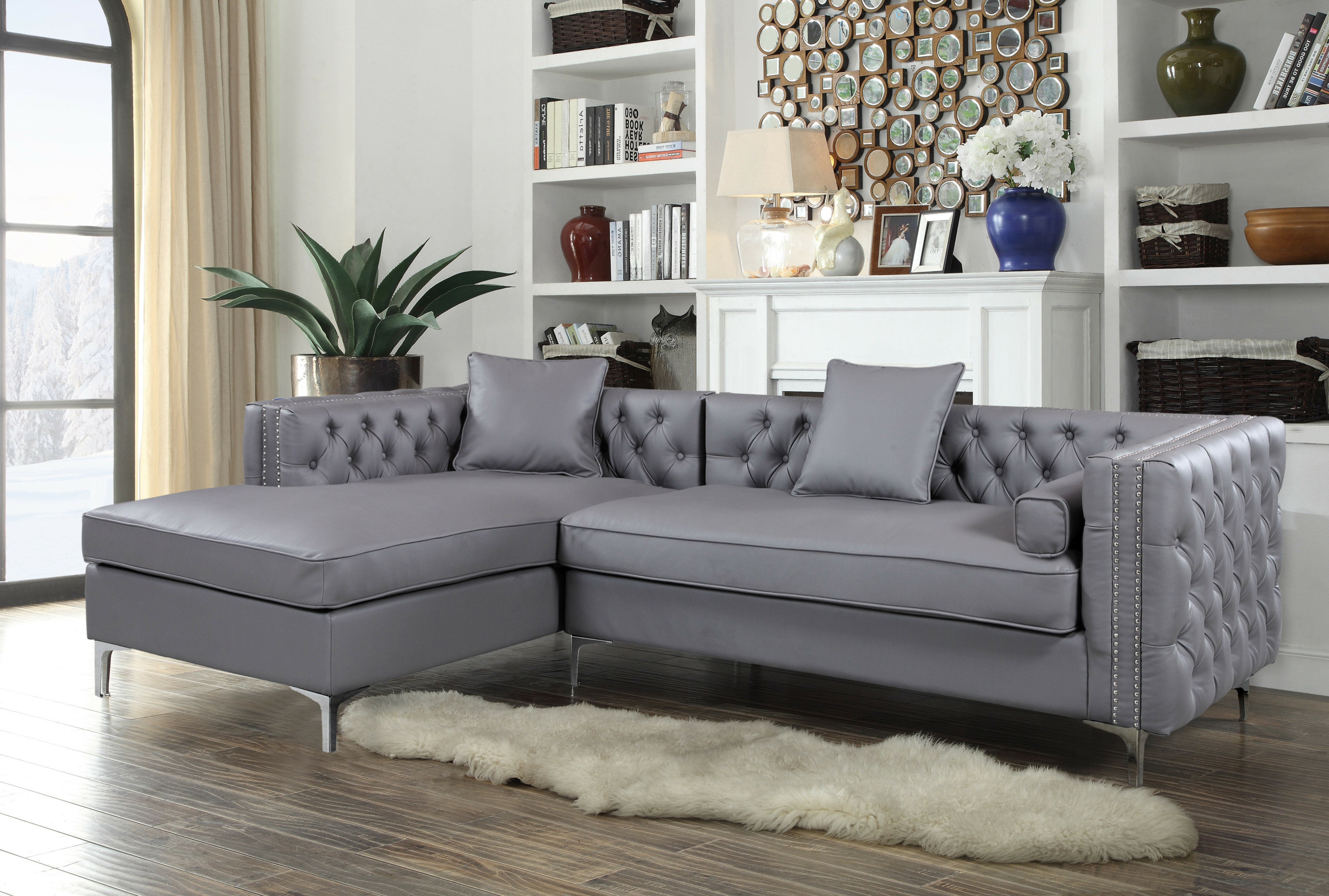 Велюровый диван в интерьере