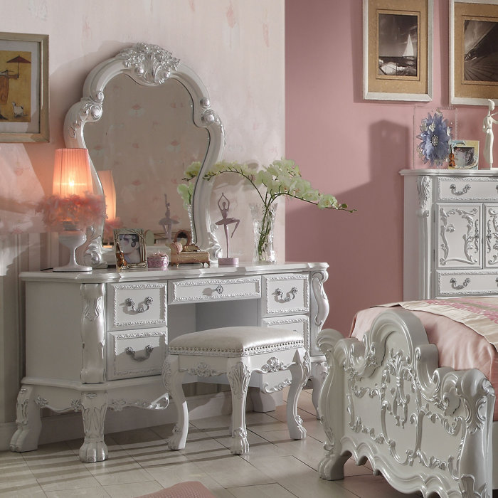 Welliver Vanity Set With Mirror Welliver Vanity Set With Mirror
