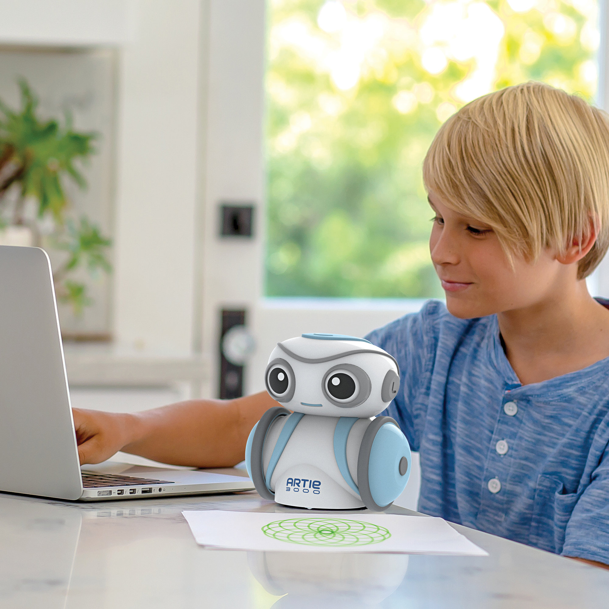 Робот и мальчик фулл. Робот Арти 3000. Роботы для детей. Обучающий робот для детей. Робот малыш.
