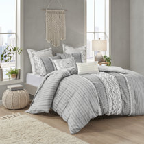 comforter with pillows