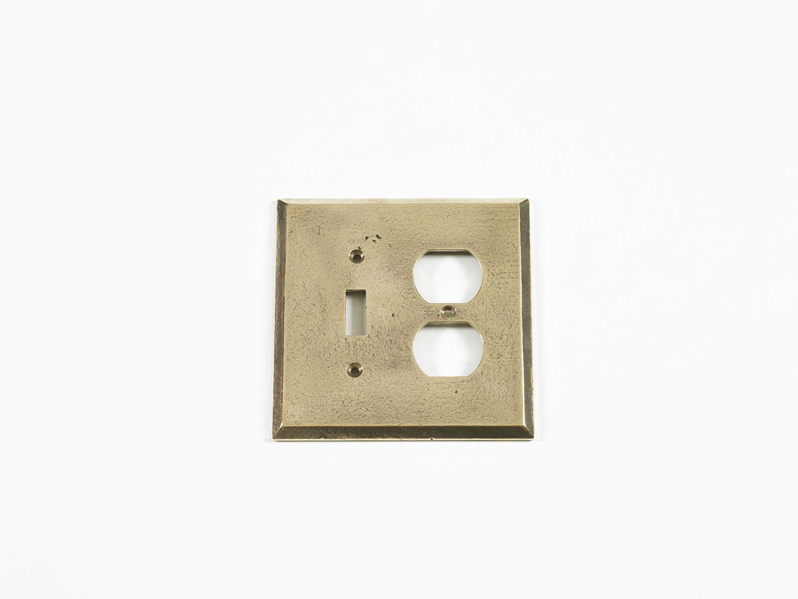 Salo Single Toggle Duplex Receptacle Light Switch and Socket Plate