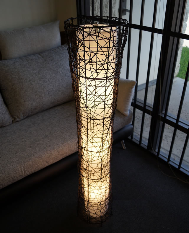 World Menagerie Lampe sur pied colonne de 47,5 po Flavin ...
