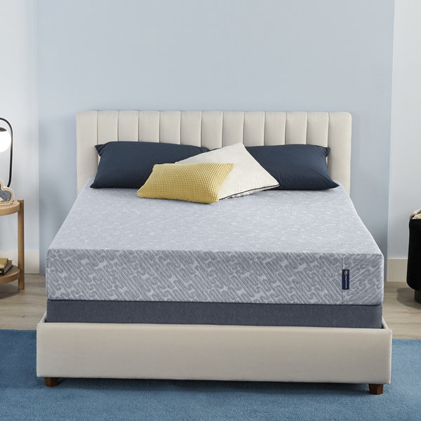 NEW SERTA ULTIMATE PROTECTOR WITH SECURE VELCRO CLOSURE .STANDARD/QUEEN 