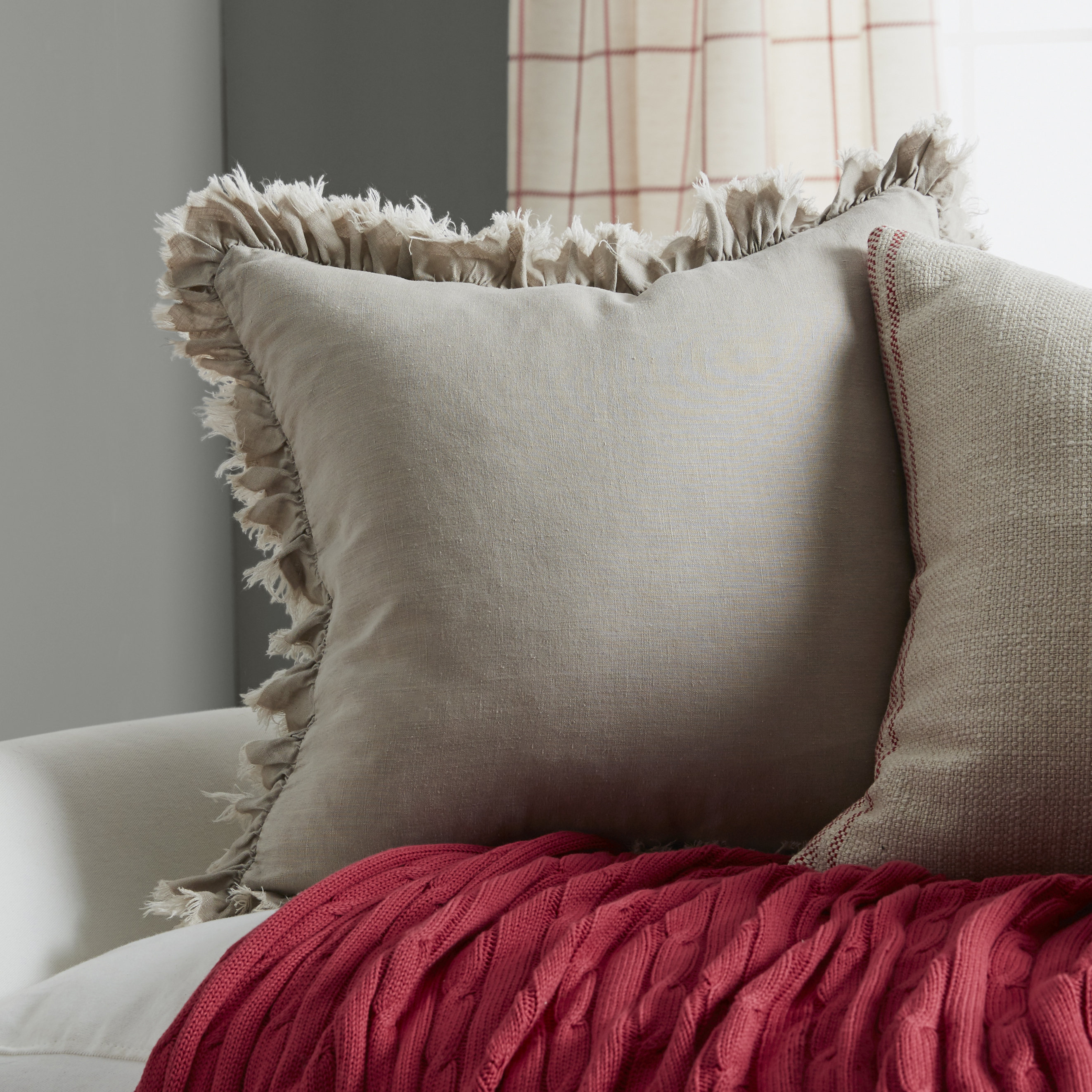 Charlton Home Henriqueta Ruffled Linen Throw Pillow Reviews