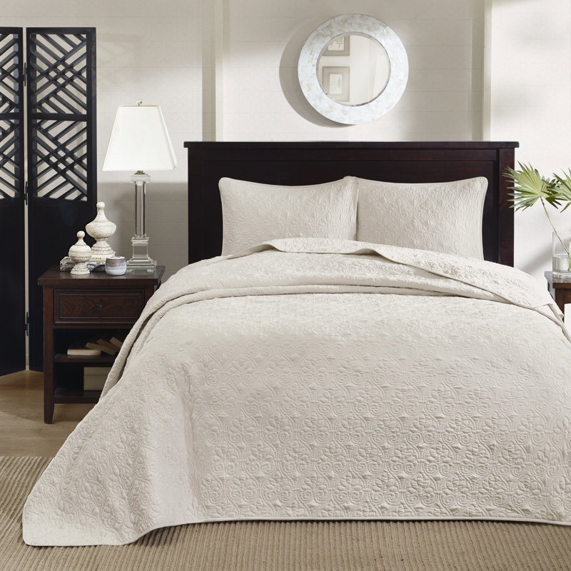 Quebec Reversible Bedspread Set Color/Pattern: Cream, Size: Twin Bedspread + 1 Standard Sham