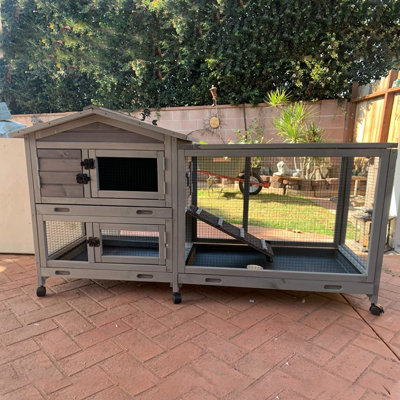Weather Resistant Portable Rabbit Hutch with Ramp