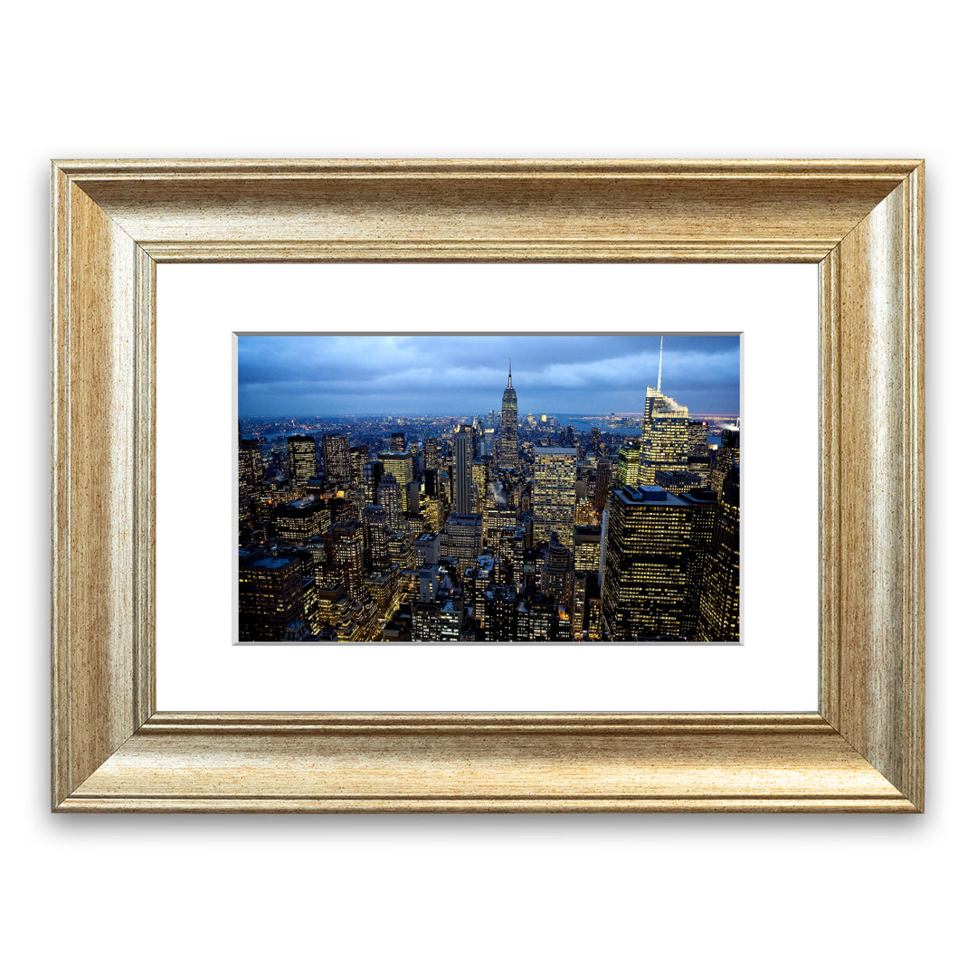 East Urban Home Gerahmter Fotodruck Stadt mit den Lichtern der Nacht Größe: 40 cm H x 50 cm B, Rahmenart: Silberfarben