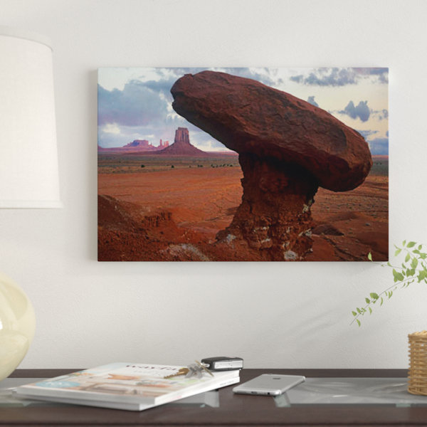 East Urban Home Mushroom Rock At North Window Monument Valley