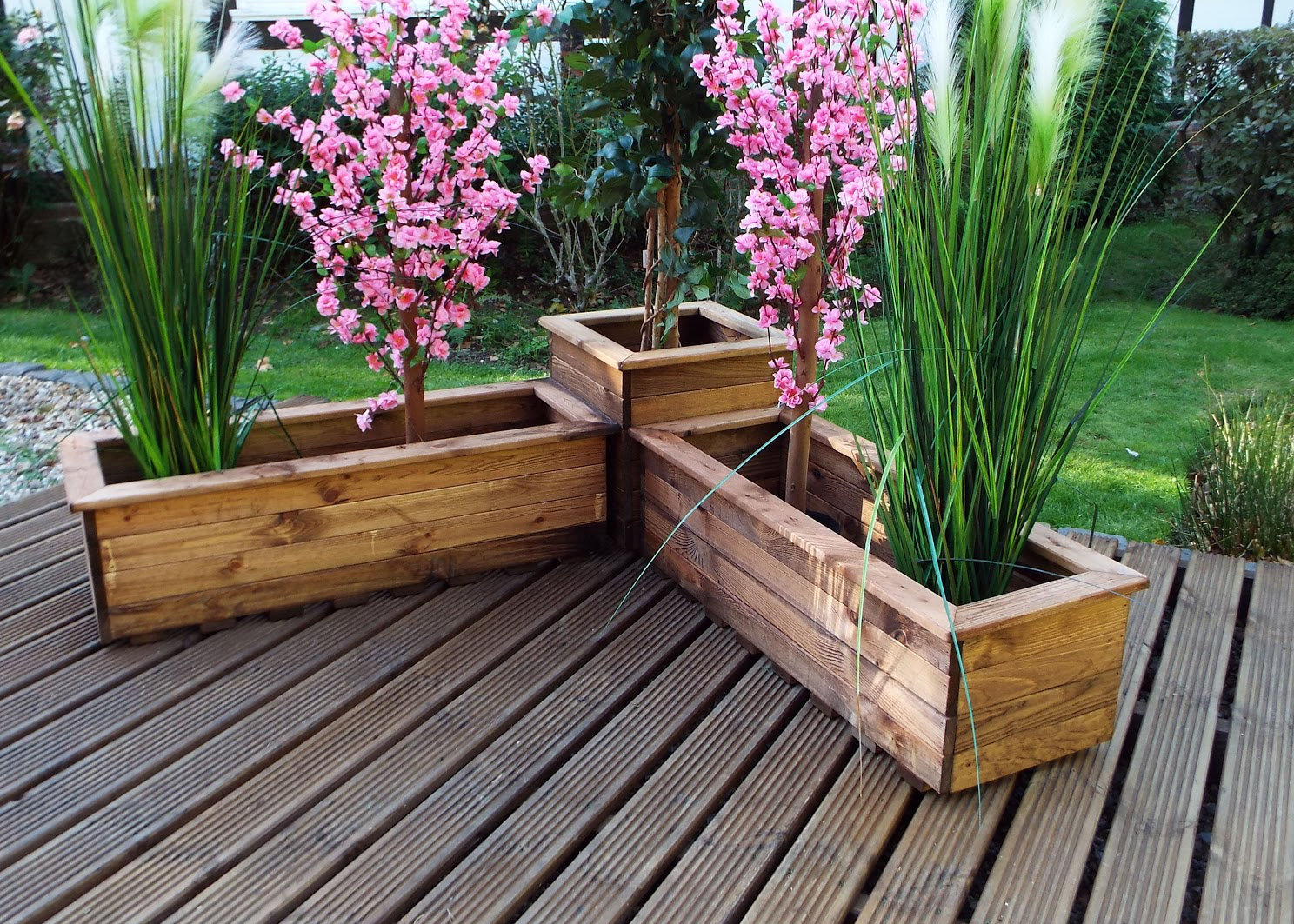 Should You Put Rocks In The Bottom Of A Planter? 2 | Plantgardener Wooden Planter Box Set