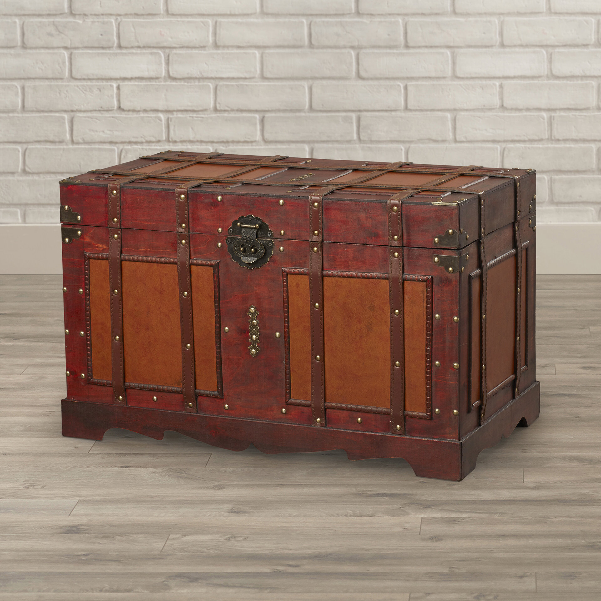 Trunk storage. Кофейный стол-сундук Mayfair Steamer Trunk. Steamer Trunk. Чемоданы сундуки с калымом. Декоративный ящик сундук чемодан на крыльцо.