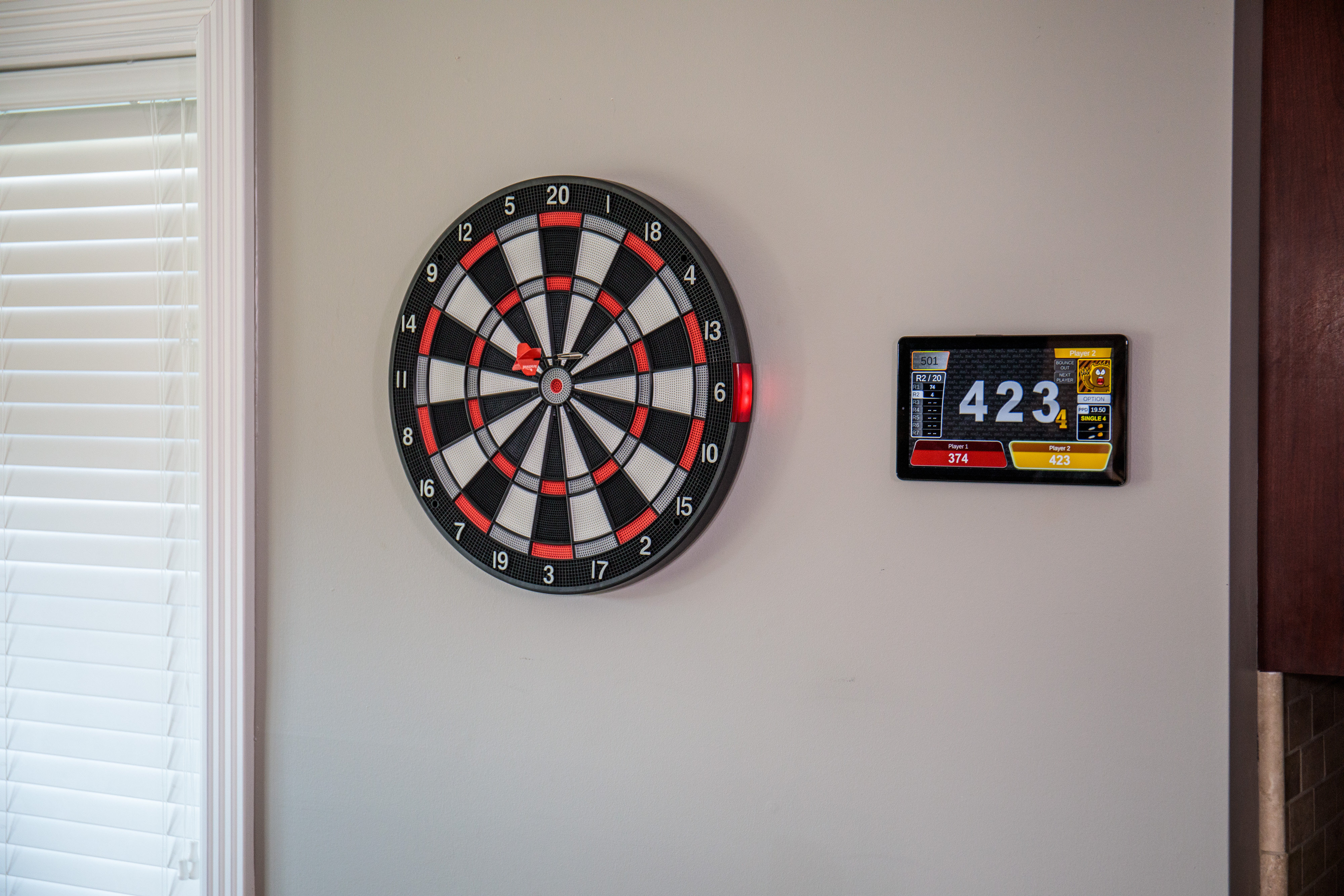 Arachnid Smart Electronic Dartboard And Cabinet Set With Darts