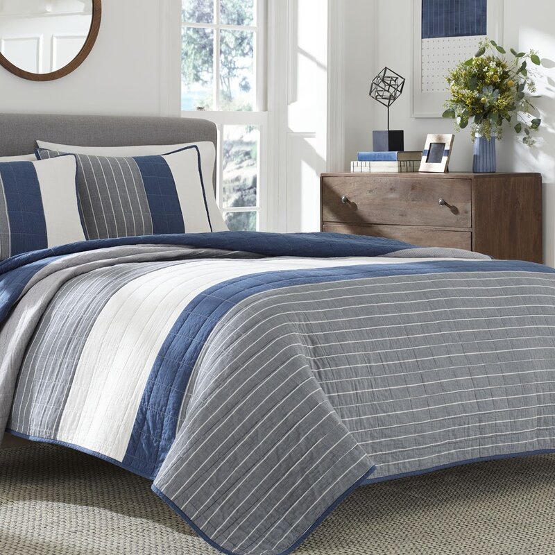 blue and gray quilt