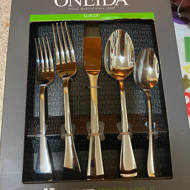 Service for 8 H077045A Oneida Surge 45-Piece Set