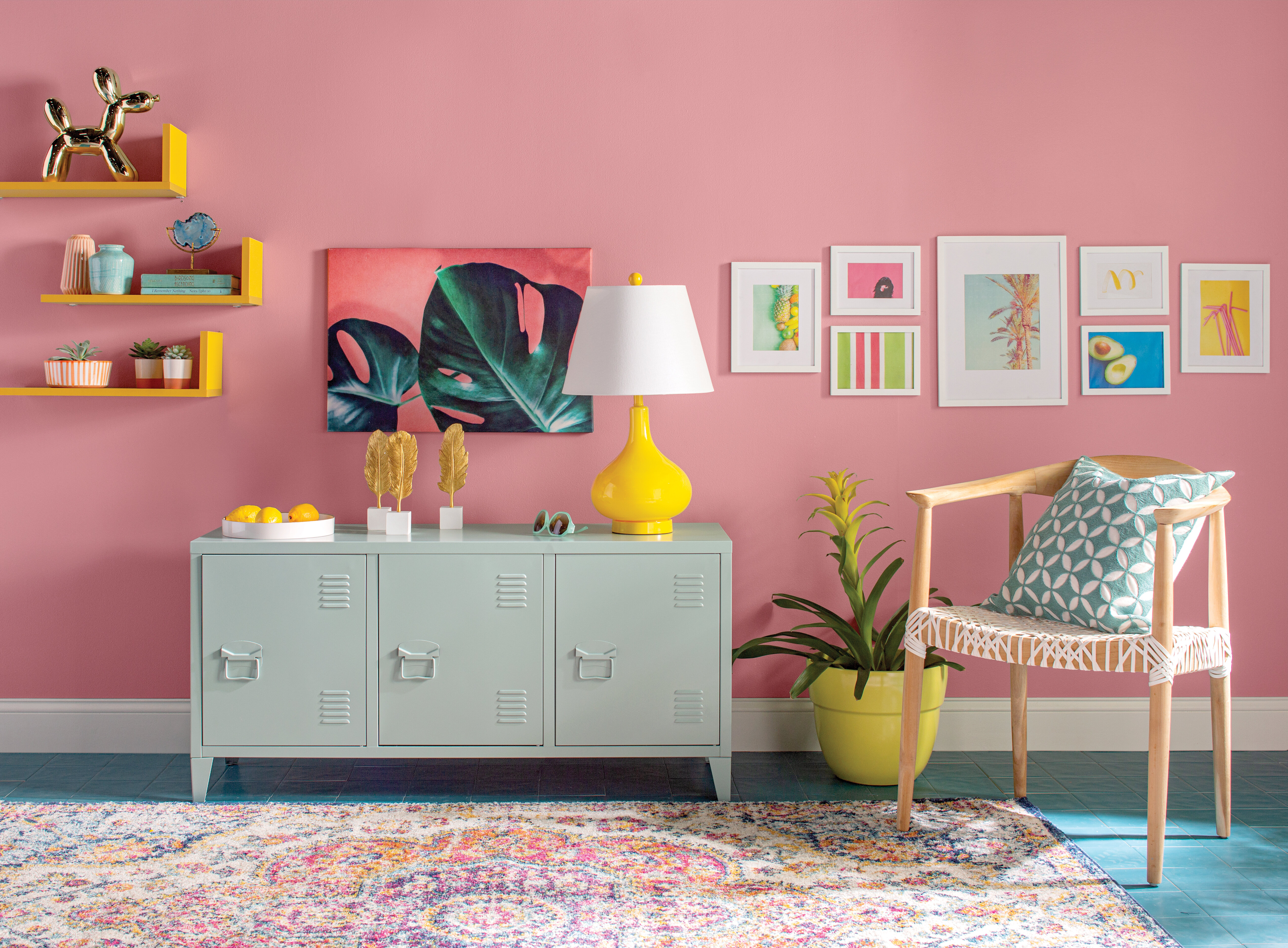 غرفة المعيشة مزينة بألوان ثلاثية وردية وزرقاء وصفراء