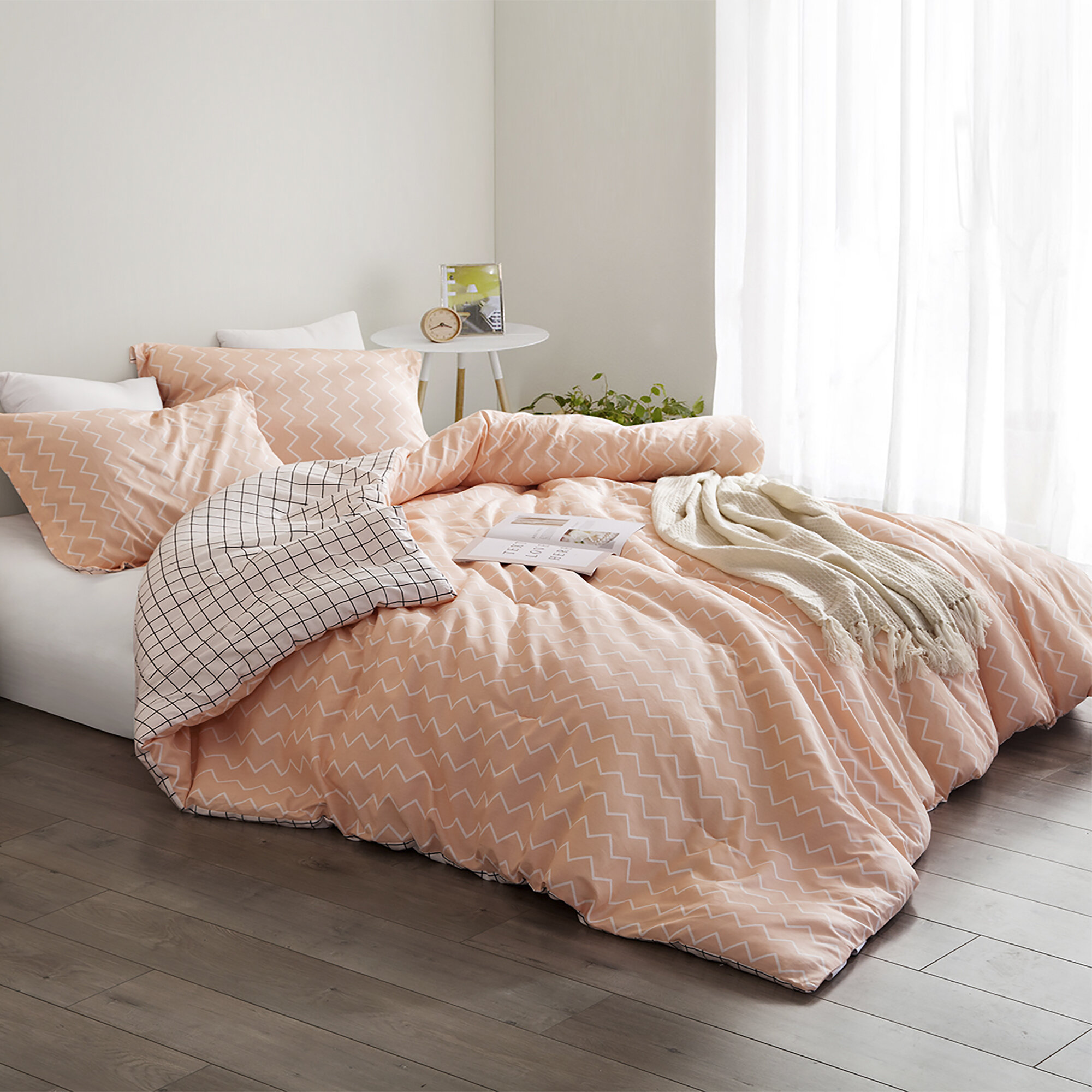 Персиковая кровать