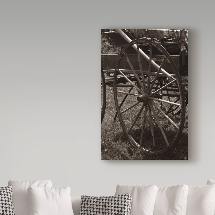 Trademark Art Wagon Wheel Centered Photographic Print On Wrapped
