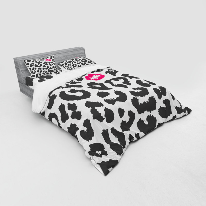 East Urban Home Leopard Cheetah Print With Kiss Shape Lipstick