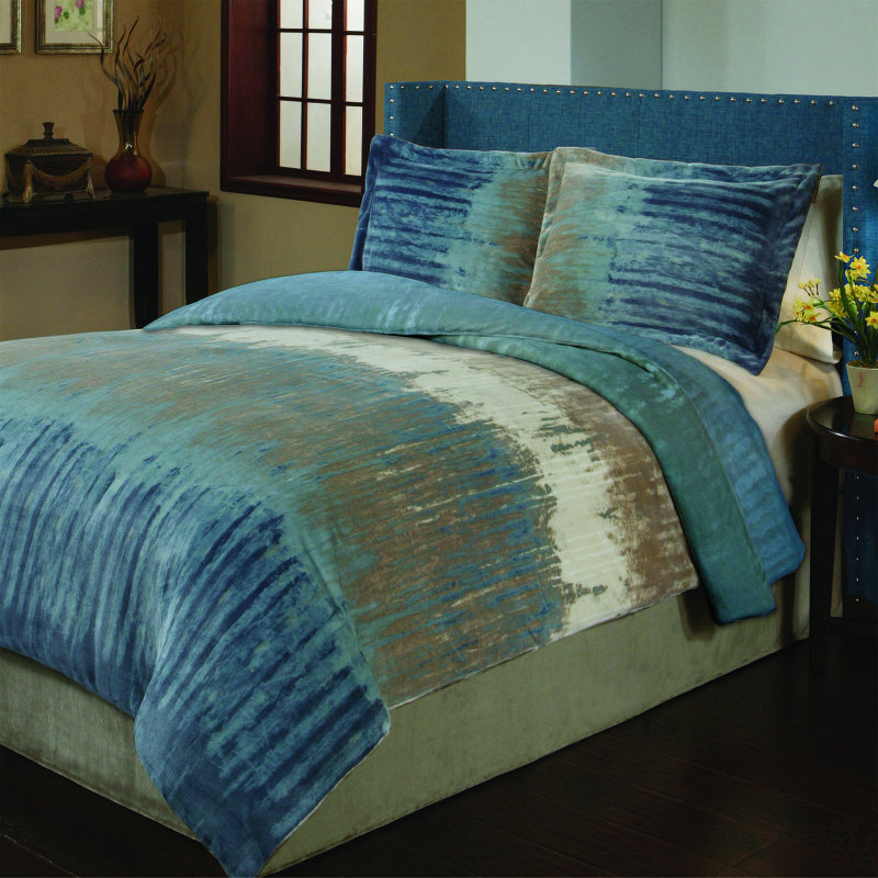 Williston Forge Payton Printed Plush Reversible Comforter Set